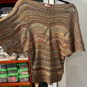 Delicate find thread crocheted 1970s vintage style slight bat wing top